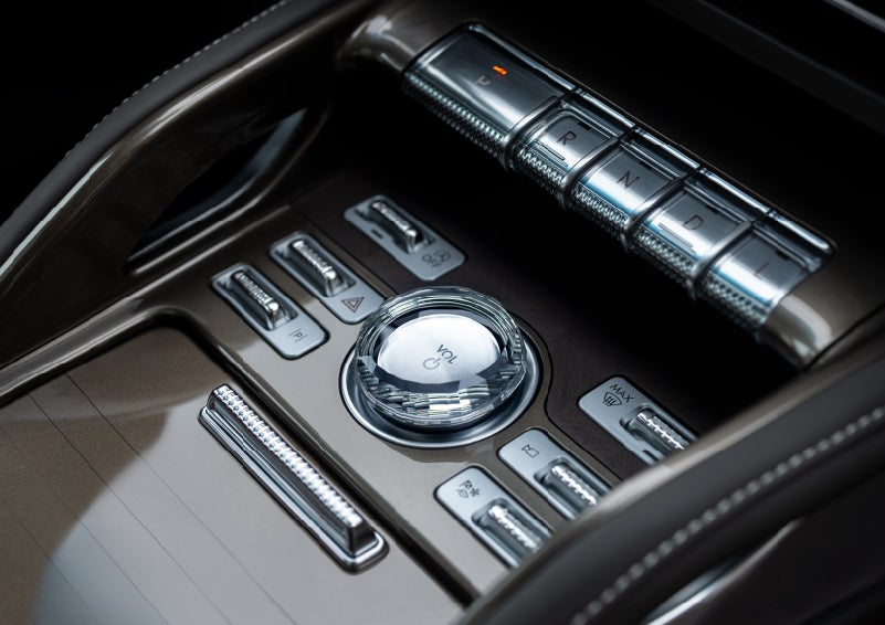 A crystal-inspired volume knob is shown in the center floor console of a 2024 Lincoln Nautilus® SUV. | Cavalier Lincoln in Chesapeake VA