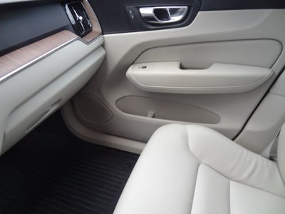 2022 Volvo XC60 B5 Momentum