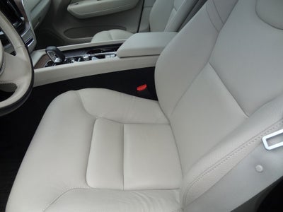 2022 Volvo XC60 B5 Momentum