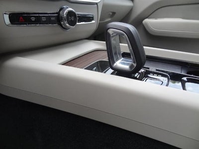 2022 Volvo XC60 B5 Momentum