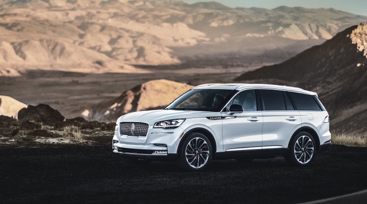 A 2022 Lincoln® Aviator Reserve model parked near a scenic mountain overlook