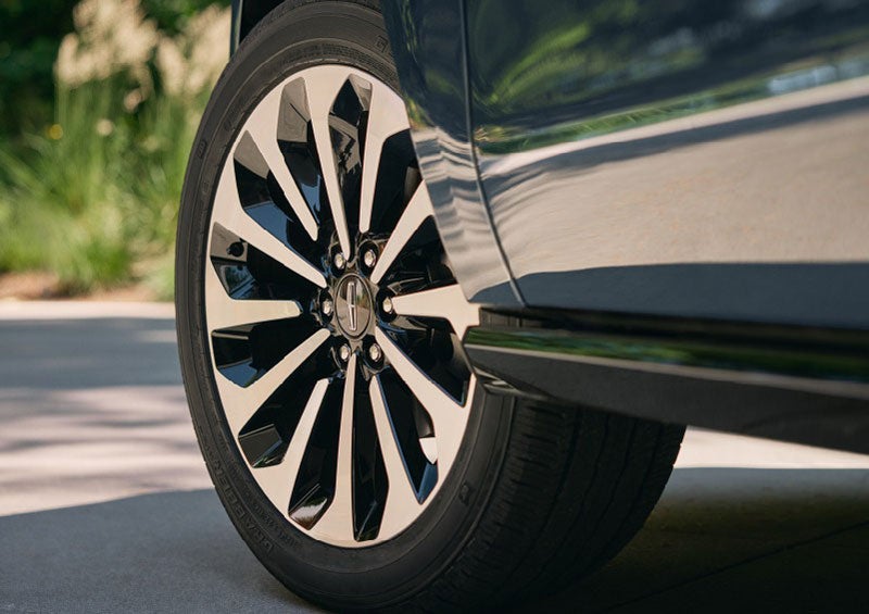 A detail shot of the Navigator® Reserve model with available 22-inch, 12-spoke brightmachined aluminum wheels. | Cavalier Lincoln in Chesapeake VA