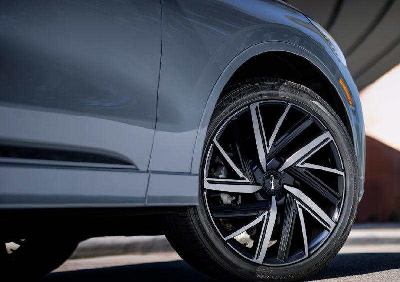 The wheel of the 2027 Lincoln Aviator® Black Label™ SUV is shown slightly angled out. | Cavalier Lincoln in Chesapeake VA