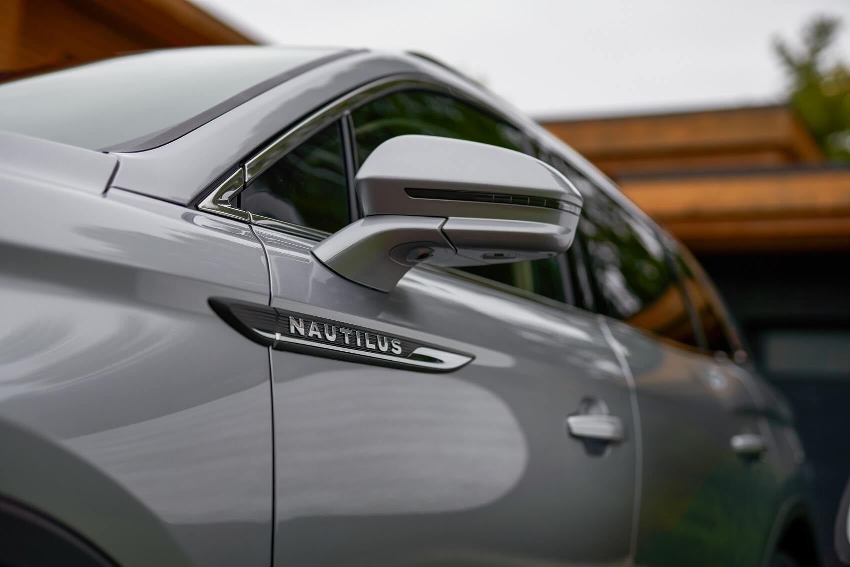 Lincoln Nautilus vs Ford Explorer: Exterior